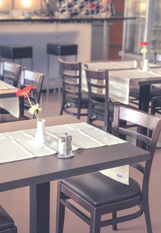 Restaurant Tische | © Bruno Bouyajdad Restaurant Tische | © Bruno Bouyajdad