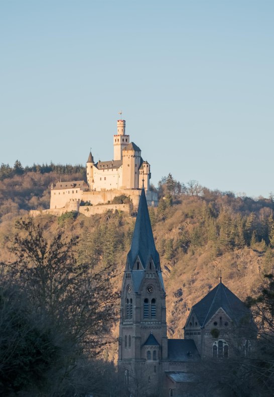 Marksburg und Kirche in Spay | © Andreas Pacek/Romantischer Rhein Tourismus GmbH