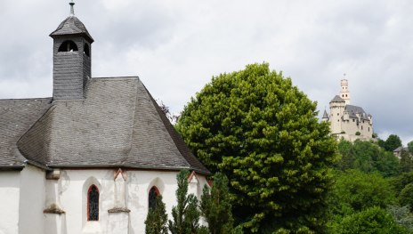 Martinskapelle mit der Marksburg im Hintergrund | © Bastian Clos Martinskapelle mit der Marksburg im Hintergrund | © Bastian Clos
