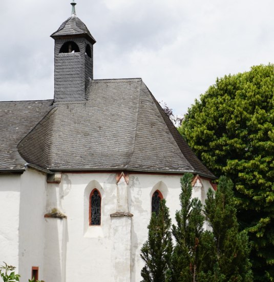 Martinskapelle mit der Marksburg im Hintergrund | © Bastian Clos