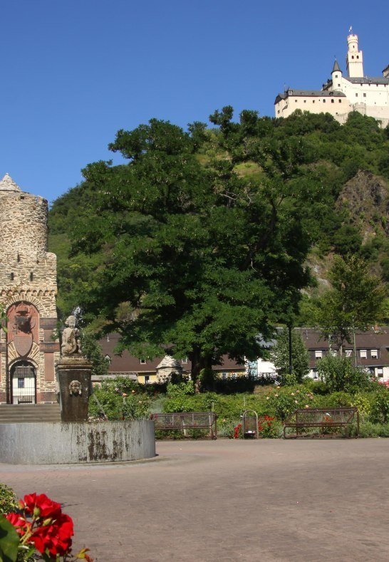 Kriegerdenkmal und Marksburg | &copy; unbekannt