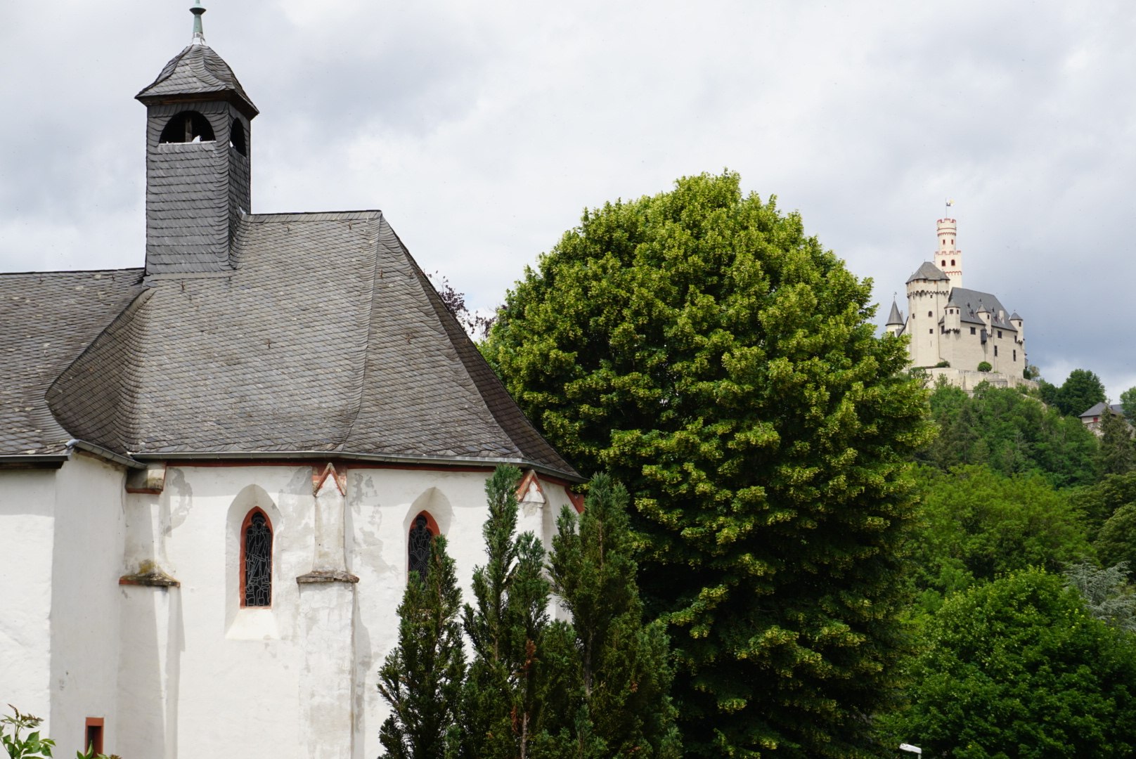 Martinskapelle mit der Marksburg im Hintergrund | © Bastian Clos